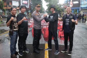 Diguyur Hujan, Kapolres Turun Langsung Kawal Aksi Damai Aremania di Kepanjen