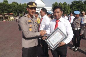 Kapolres Pasuruan Pimpin Upacara Kenaikan Pangkat Pengabdian dan Pemberian Reward Anggota Berprestasi