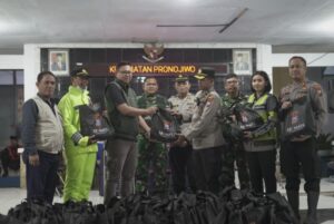 Polres Malang dan TNI Salurkan Bantuan Daerah Terisolir Erupsi Semeru di Lumajang