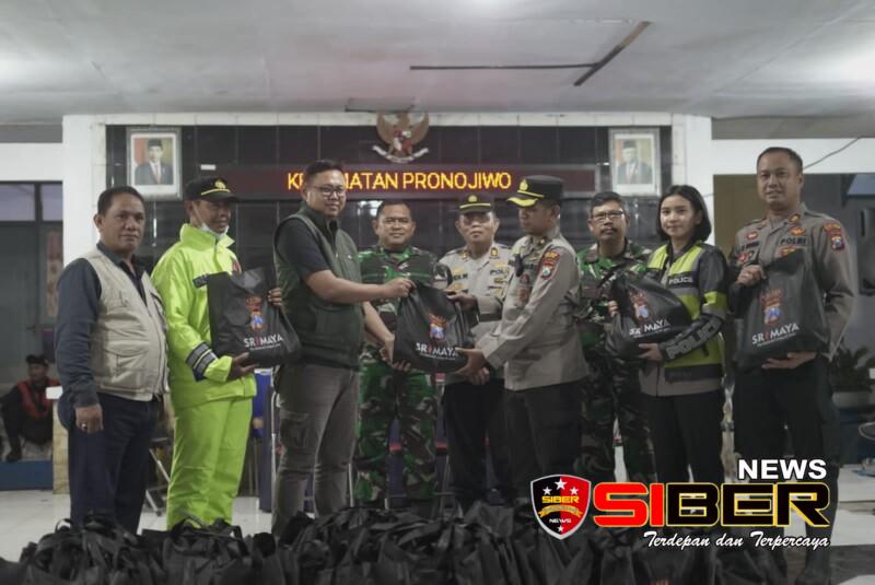 Polres Malang dan TNI Salurkan Bantuan Daerah Terisolir Erupsi Semeru di Lumajang