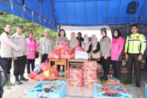 Polres Malang Bersama Ketua dan Ketda Bhayangkari Jatim, Salurkan Bantuan untuk Korban Erupsi Gunung Semeru