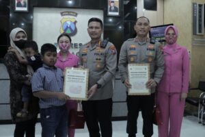 Kapolresta Memberikan Beasiswa Dari Kapolda Jatim dan Tabungan Kepada Anak Korban Insiden Kanjuruan Malang, Ditulungagung