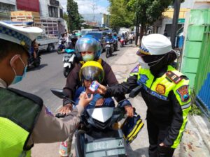 Reward Bagi Anak – Anak Tertib Lalulintas Dari Unit Lantas Polsek Blimbing Polresta Malang Kota