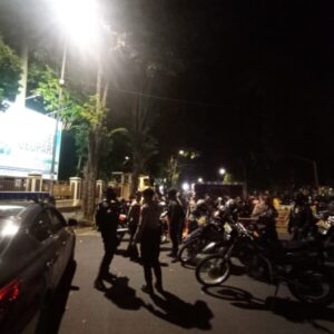 Tim Tangkal Satsamapta Polres Bondowoso patroli kantibmas