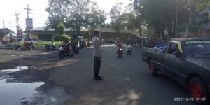 Anggota Polres Bondowoso Turun Langsung Mengatur Jalan dan Memberikan Kenyaman Para Pengendara