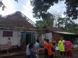 Sigap dan Tanggap Polsek Grujukan Evakuasi Korban Puting Beliung di Desa Wonosari Bondowoso