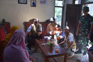 Anggota Polres Bondowoso Kunjungi Korban Puting Beliung Di Kec Grujugan