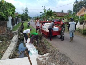 Anggota Koramil 421 – 03/ PNH Pelopori Giat Gotong Royong di Desa Kelaten