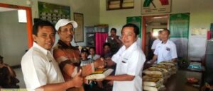 KPH Bondowoso Memberikan Bingkisan Sembako untuk 159 Orang Penyadap di BKPH Wonosari