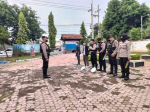 Jamin Keamanan Ibadah Natal, Personil Samapta Polres Situbondo Sterilisasi Gereja