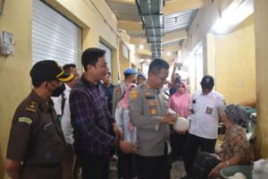 Kapolres Bondowoso Beserta Kejaksaan Serta Dinas Terkait Sidak Pasar Dan SPBU