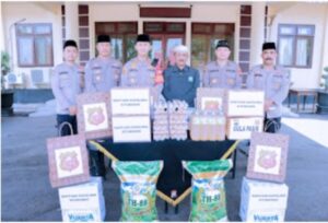 Kapolres Situbondo Memberikan Bansos Sembako Dukung Program Muhibah Ummat V TA. 2022