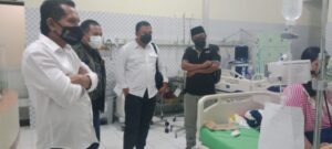 Kasatreskrim Bersama Kanit Tipikor Polres Bondowoso Jenguk Anak Wartawan Sibernews