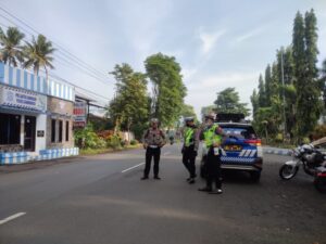 Sat Lantas Polres Bondowoso Turun Langsung Memberikan Pelayanan dan Kenyamanan Berlalu Lintas Kepada Masyarakat