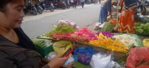 Saat Malam Jum’at Legi Tiba Penjual Bunga di Pasar Daerah Glenmore Full Pembeli