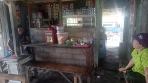 Pemilik Warung di Pangkalan Mobil Genteng Mengaku Menjadi Korban Penipuan Penjual Bakso
