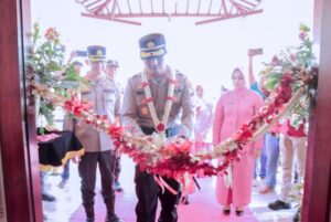 Resmi Komandoi Polres Situbondo, AKBP Dwi Sumrahadi Rakhmanto Disambut Sholawat Nariyah dan Tari Landhung