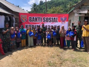 Gelar Bakti Sosial di Pulau Sebuku, Dandim 0421/Ls Bagikan Paket Sembako Kepada Masyarakat