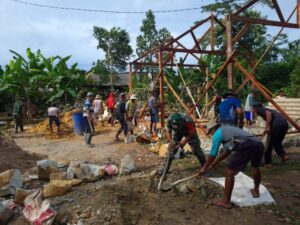 Peduli Terhadap Warganya, Babinsa Kodim 0421/Ls Perbaiki Rumah Korban Kebakaran