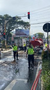 Sigap, Anggota Polresta Dan PMK Kota Bersihkan Tumpahan Solar