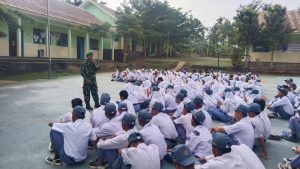 Babinsa Koramil 421-03/Pnh, Tanamkan Rasa Cinta Tanah Air Kepada Murid SMA N 1 Bakauheni