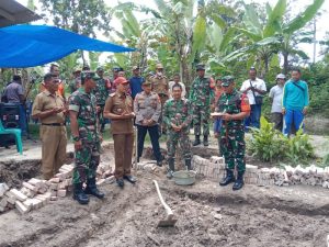Dandim 0421 Lamsel Pimpin PeLetakan Batu Pertama Program Pembangunan RTLH