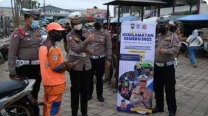OPS Keselematan Semeru 2023, Satlantas Polres Pasuruan Kota Bagikan Brosur Tertib Berlalulintas
