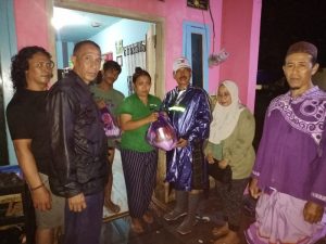 Camat Kalipuro Bersama Istri Peduli Warganya Yang Terdampak Banjir