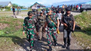 Pasukan Satgas Yonif R 514 Kostrad Terlibat Langsung Evakuasi Masyarakat Distrik Paro Yang Diteros KSTP