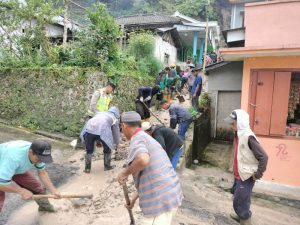 Pasca Tanah Longsor, Polres Magetan Bersama Warga Kerja Bakti Bersihkan Material Longsor