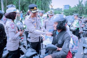 Bagikan Helm Gratis, Kapolres Situbondo Harapkan Tumbuh Kesadaran Masyarakat Tertib Berlalu Lintas