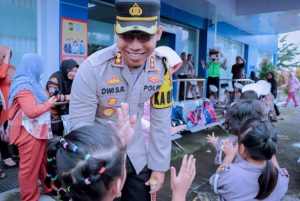 Kapolres bersama Ketua Bhayangkari Ajak Anak-Anak Bermain dan Belajar di Satpas Polres Situbondo