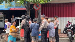 Senyum Bahagia Pekerja Jalanan di Situbondo Ditemui “Pasaber” Patroli Samapta Bersedekah
