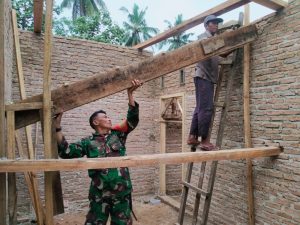 Babinsa Kodim 0421/Ls Pastikan Bedah Rumah Warga Berjalan lancar