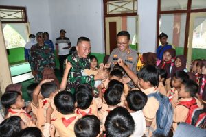Dandim 0822 Bondowoso Berikan Bansos Pada Siswa Siswi Yang Terdampak Banjir Bandang