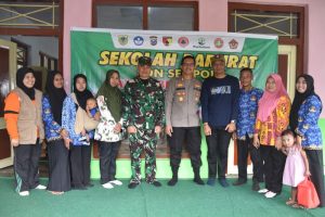 Kapolres Bersama Dandim 0822 Bondowoso Berikan Bantuan Peralatan Sekolah Bagi Siswa Sekolah Korban Banjir Ijen
