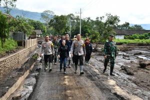 Susuri Lokasi Banjir Ijen, Dandim 0822 Bondowoso Ingatkan Warga Selalu Waspada