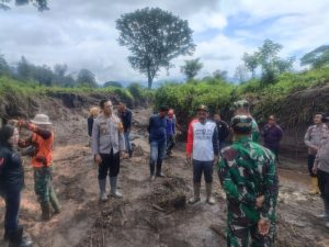 TNI – Polri Bersama Masyarakat Laksanakan Giat Pembersihan Sisa-sisa Material Banjir Susulan Ijen