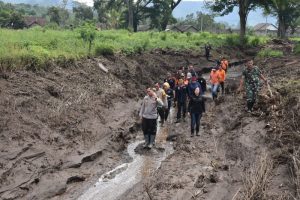 Kapolres Bersama Dandim 0822 Bondowoso Menyusuri Aliran Sungai Luapan Banjir Ijen