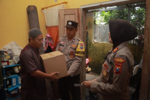 Polisi Kembali Berikan Bantuan Kepada Keluarga Aremania di Jember