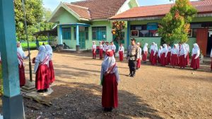 Kegiatan Pembinaan di SDN 1 Curah Tatal Dalam Rangka Cipkon Harkamtibmas Terkait Berita Penculikan Anak