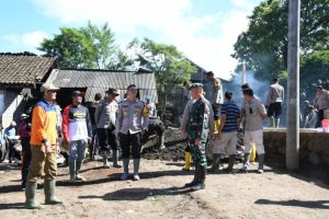 Kodim 0822 Dan Relawan Bangun Jembatan Rusak Diterjang Banjir Ijen