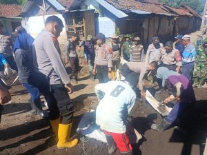 TNI-Polri Beserta BPBD Bondowoso dan Warga Bangun Jembatan Darurat Pasca Banjir Bandang