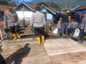 Pasca Banjir Bandang Ijen, TNI – Polri Bangun Jembatan Penghubung