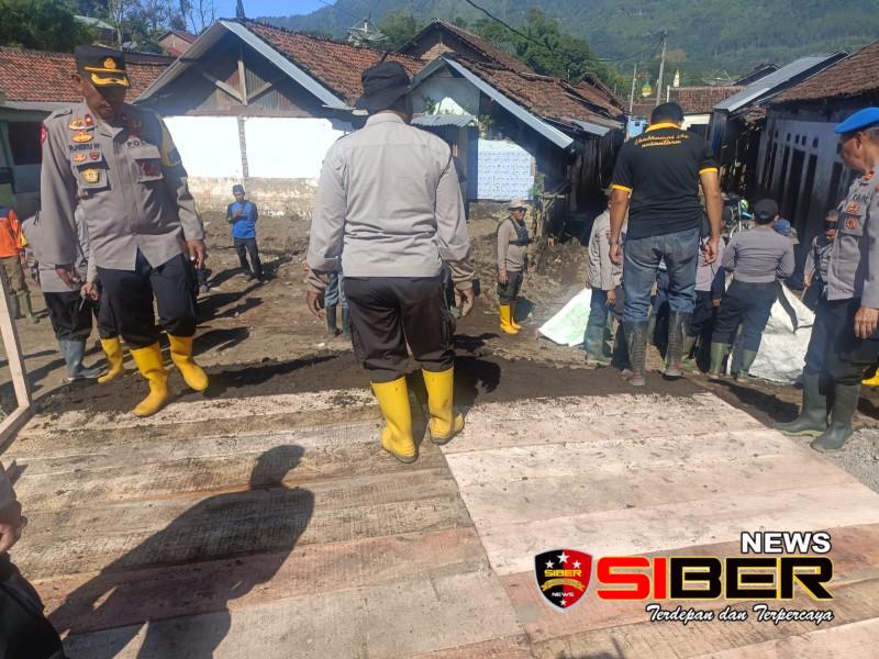 Pasca Banjir Bandang Ijen, TNI - Polri Bangun Jembatan Penghubung ...