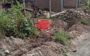 Pemasangan Kabel Tanam Milik Telkom di Jalan Kecamatan Mekakau Ilir Diduga Salahi Aturan