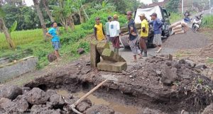 Jalan Rusak Di Desa Sumber Salam Kec.Tenggarang Bondowoso Warga Lakukan Perbaikan Dengan Dana Pribadi