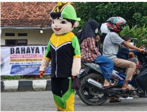 Kisah Pilu Sosok Dibalik kostum Badut di Persimpangan Lampu Merah Rangkasbitung