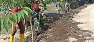 Babinsa Koramil 421-03/Pnh, Gotong Royong Buat Akses Jalan Menuju Tempat Wisata Curuk Gajah Mati
