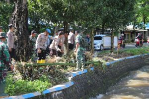 Anggota Polres Bondowoso Laksanakan Kerja Bakti Pasca Banjir Bandang Pancoran